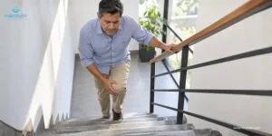 Persona con dolor de rodilla al subir escaleras que busca valoración médica