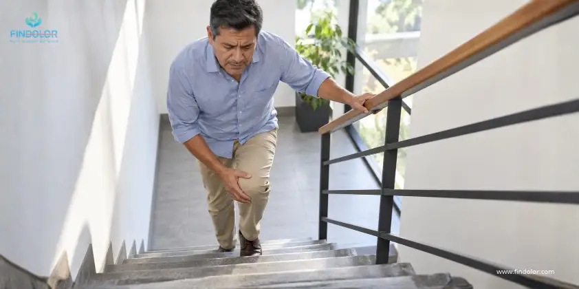 Persona con dolor de rodilla al subir escaleras que busca valoración médica